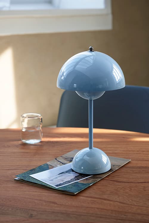 플라워팟 VP9 포터블 테이블 램프 스톤 블루 라이프스타일 이미지 6