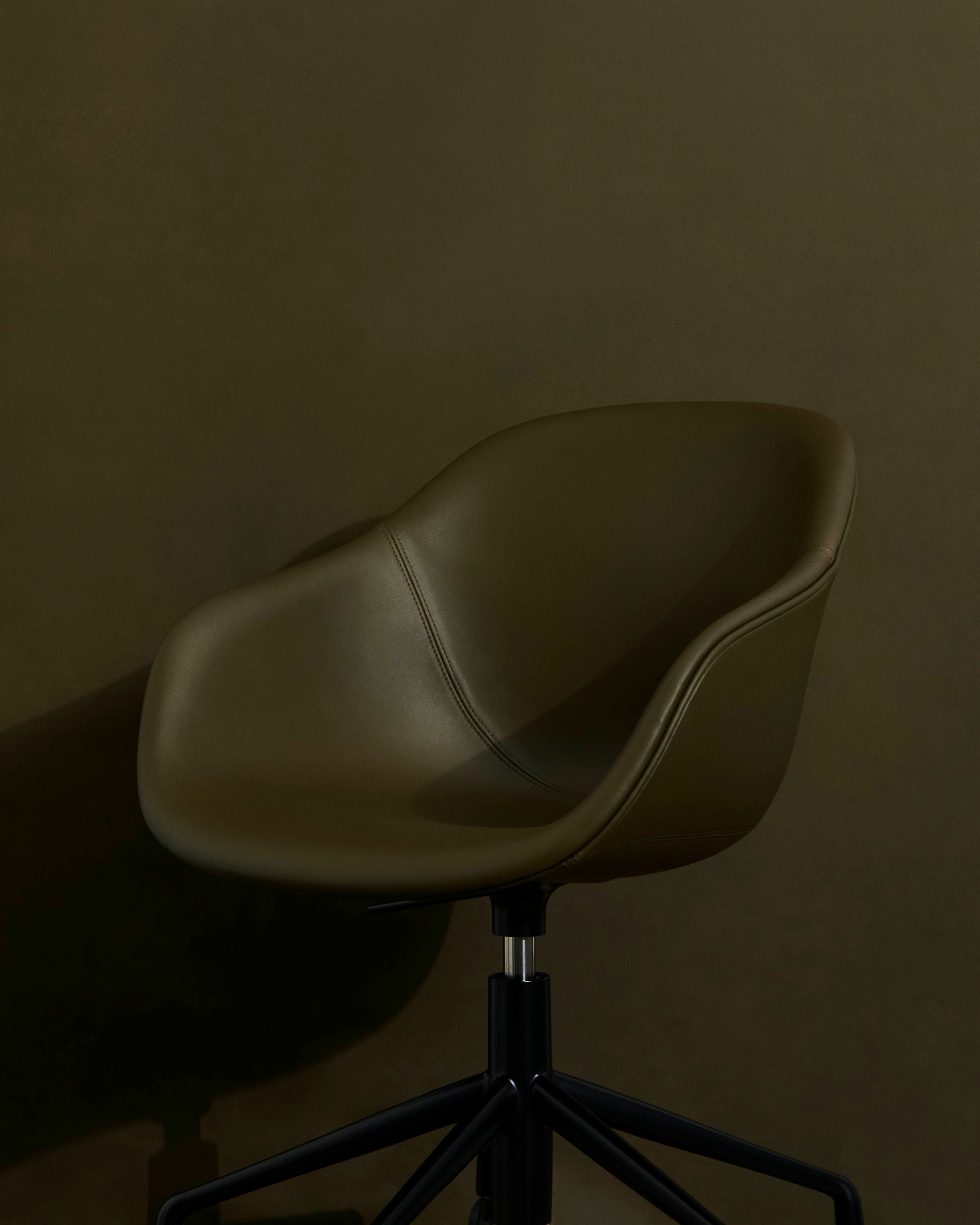 어바웃 어 체어 AAC253 Black Powder Coated Aluminium Base Sense Cognac 라이프스타일 이미지 1