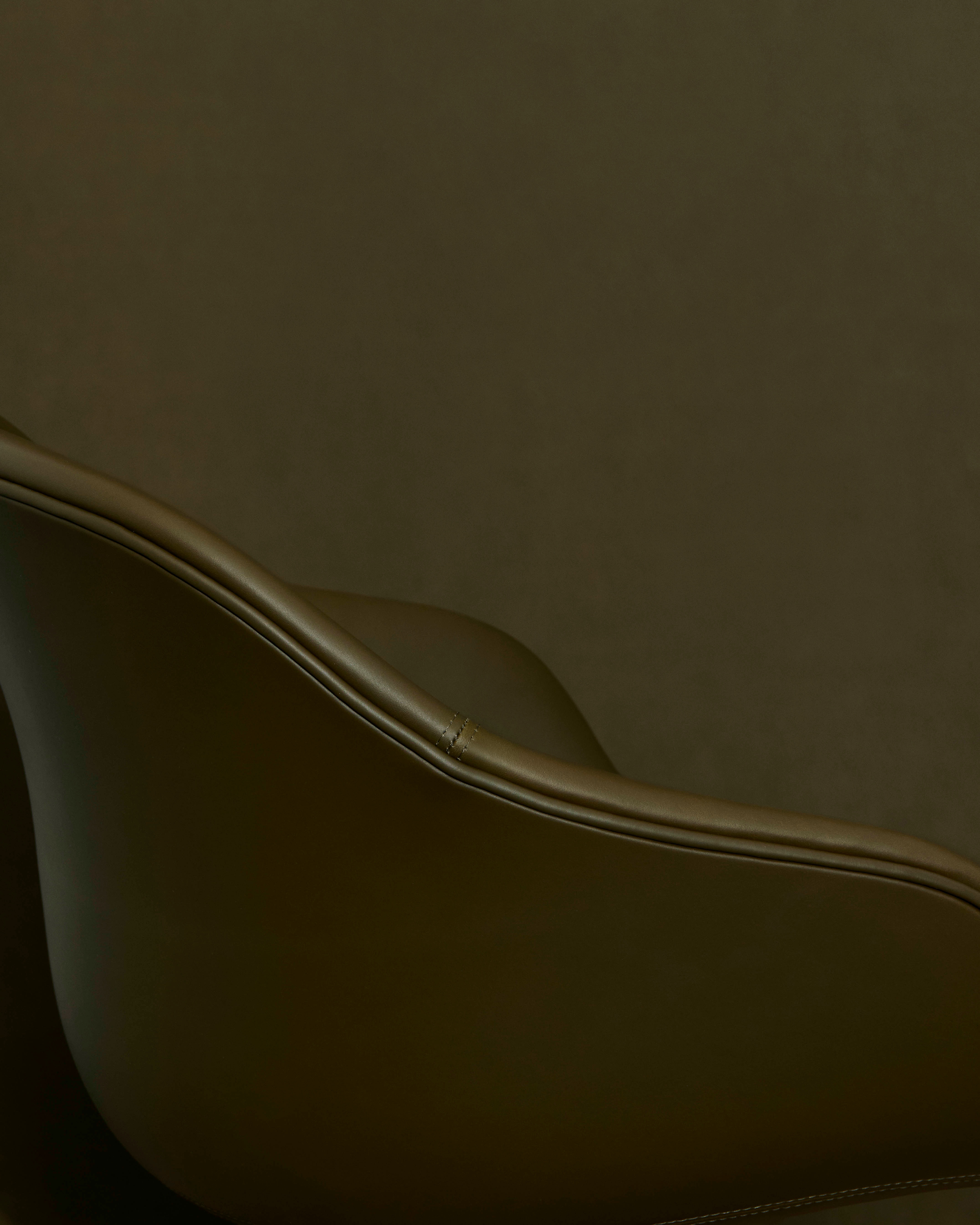 어바웃 어 체어 AAC253 Black Powder Coated Aluminium Base Sense Cognac 라이프스타일 이미지 2