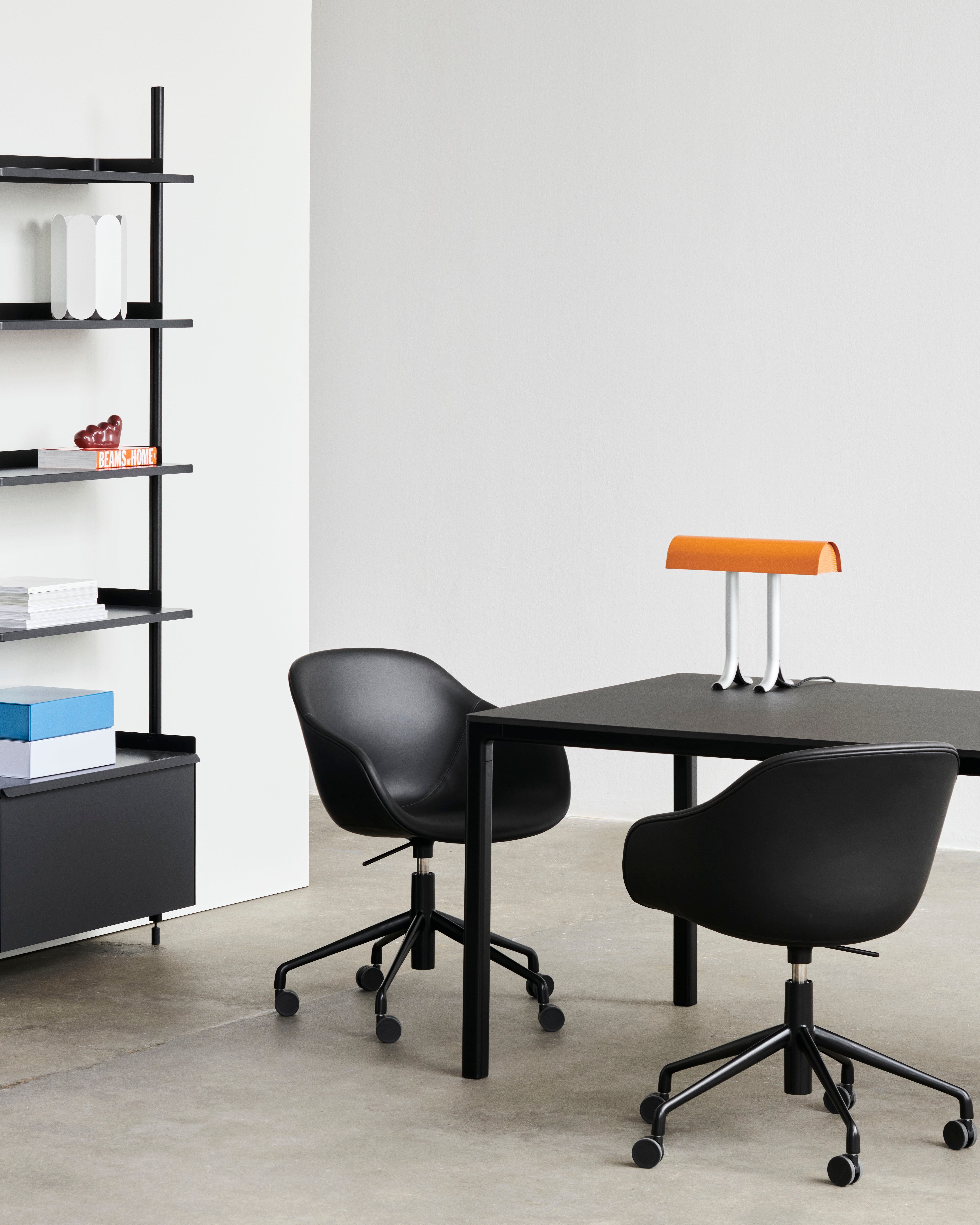 어바웃 어 체어 AAC253 Black Powder Coated Aluminium Base Sense Cognac 라이프스타일 이미지 3