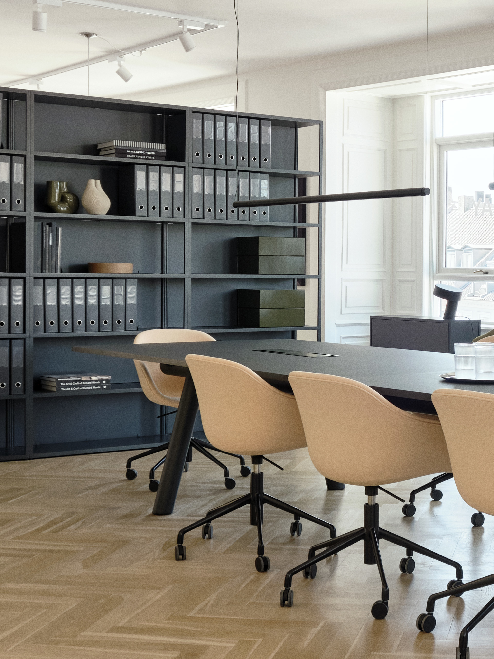 어바웃 어 체어 AAC253 Black Powder Coated Aluminium Base Sense Cognac 라이프스타일 이미지 6