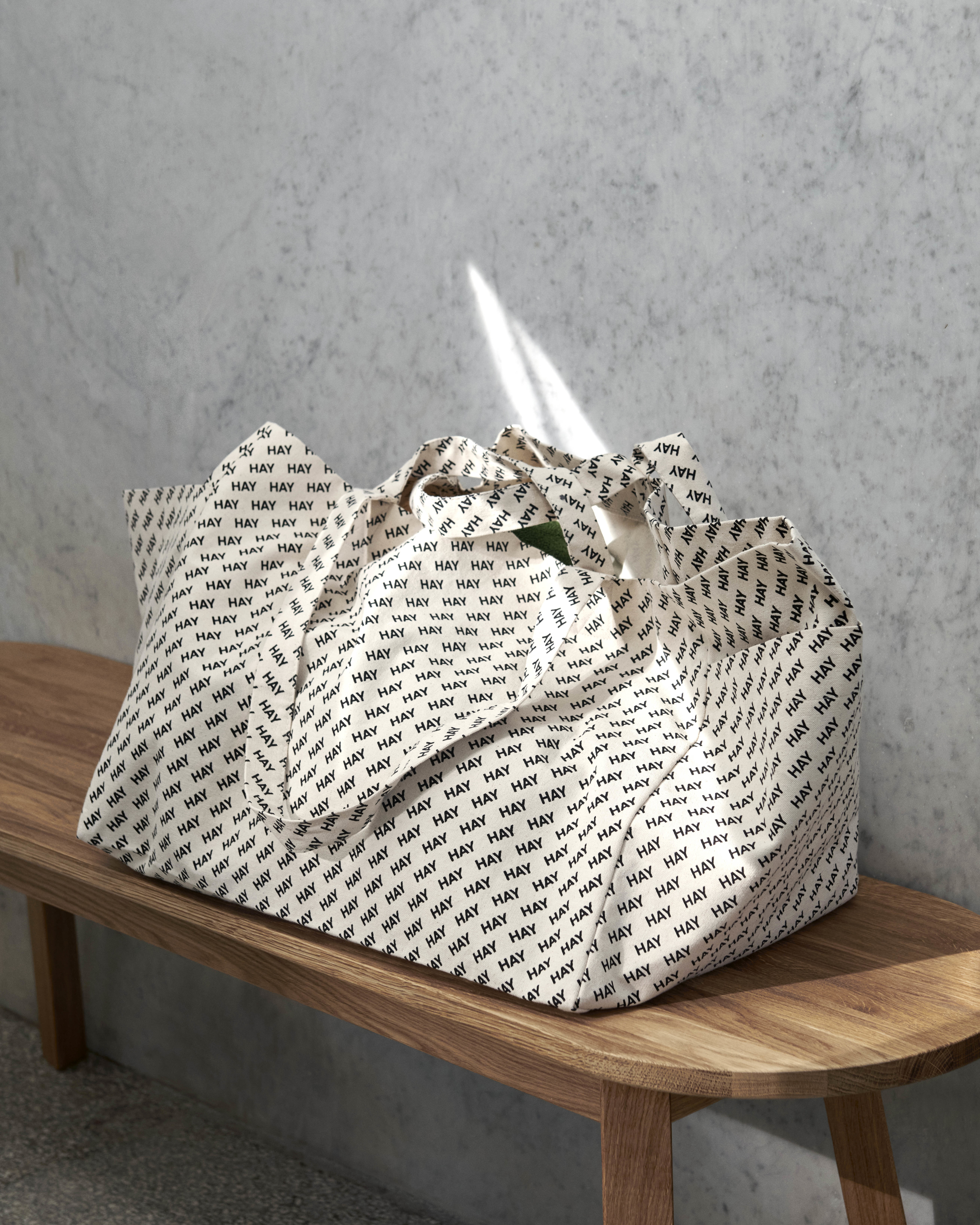 로고 위캔드 백 블랙 / Logo Weekend Bag Black 라이프스타일 이미지 1