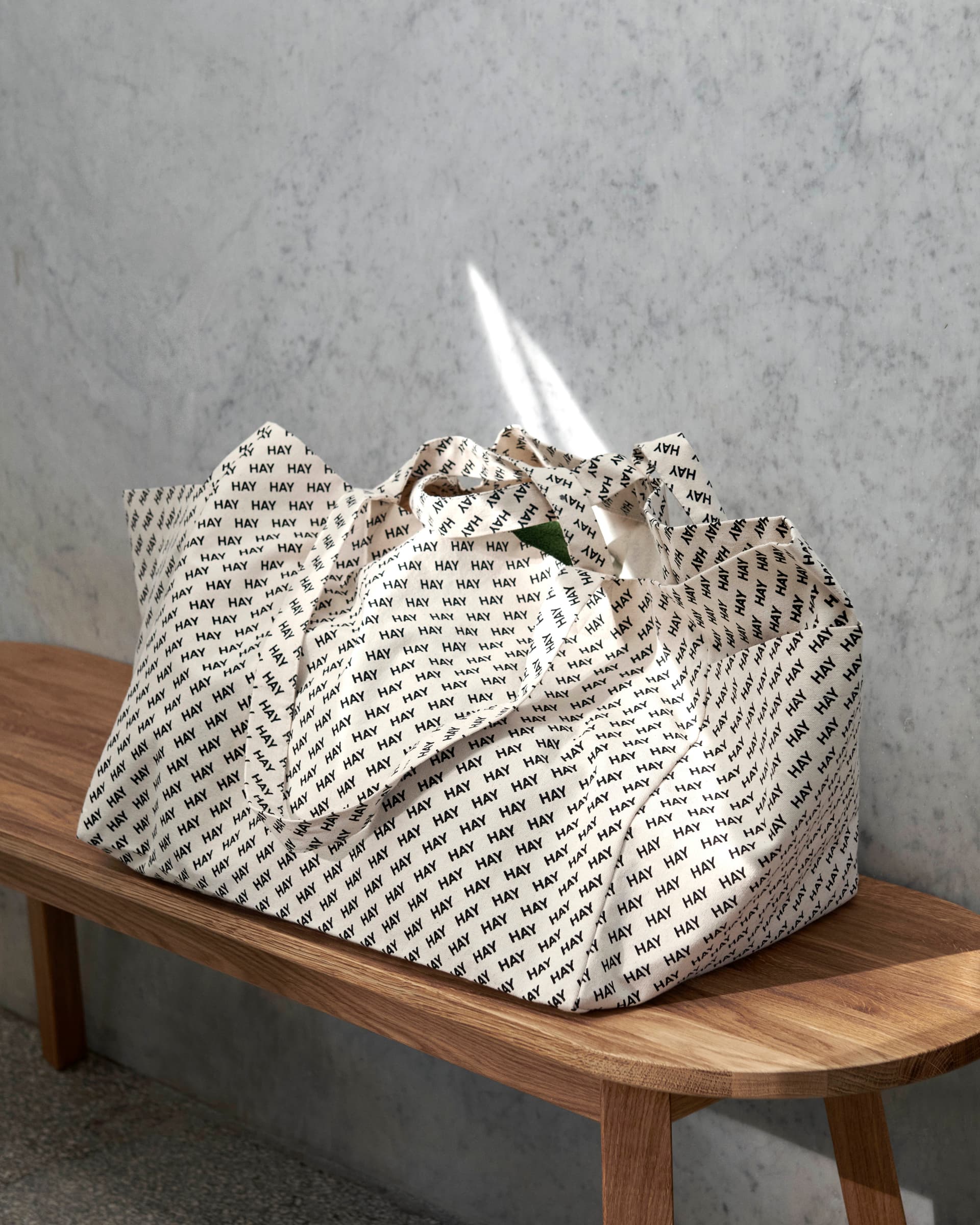 로고 위캔드 백 버건디 / Logo Weekend Bag Burgundy 라이프스타일 이미지 1