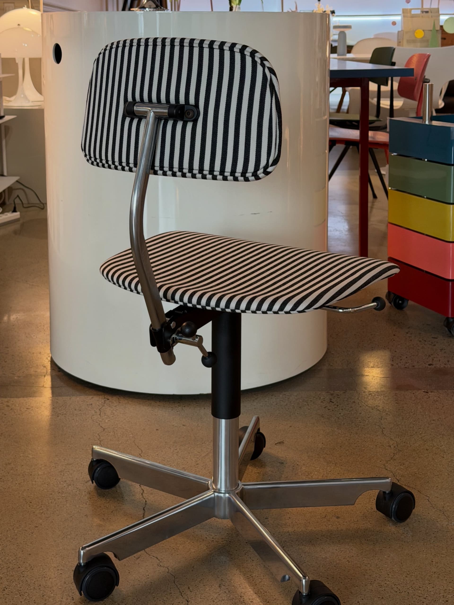 케비 2533 체어 MN Stripe Black & White 라이프스타일 이미지 3