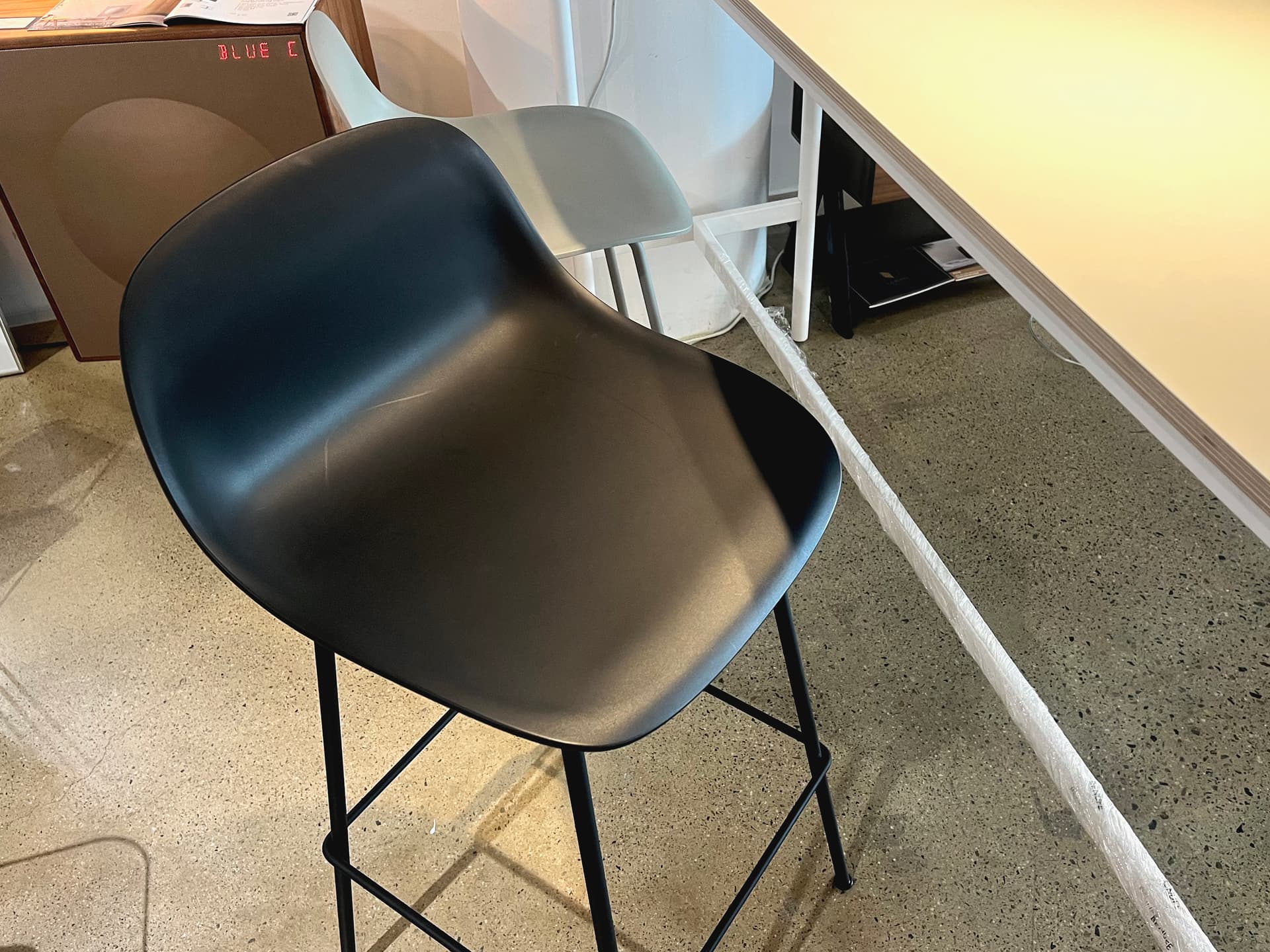 화이버 카운터 스툴 back - H 75 cm Black 라이프스타일 이미지 3
