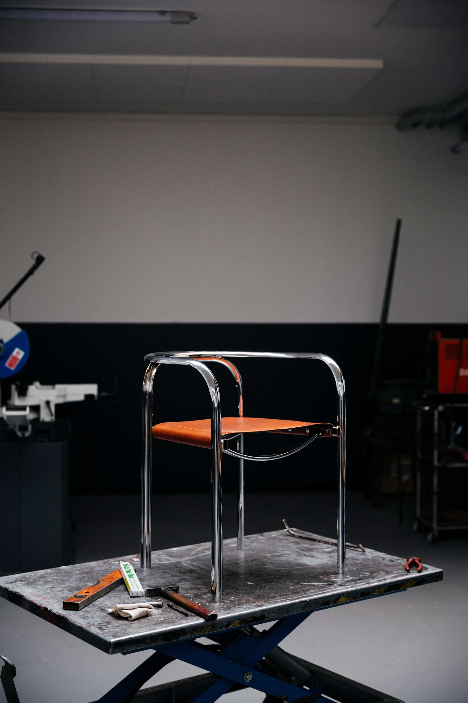 Split Chair 체어 의자 Cognac Black 라이프스타일 이미지 6