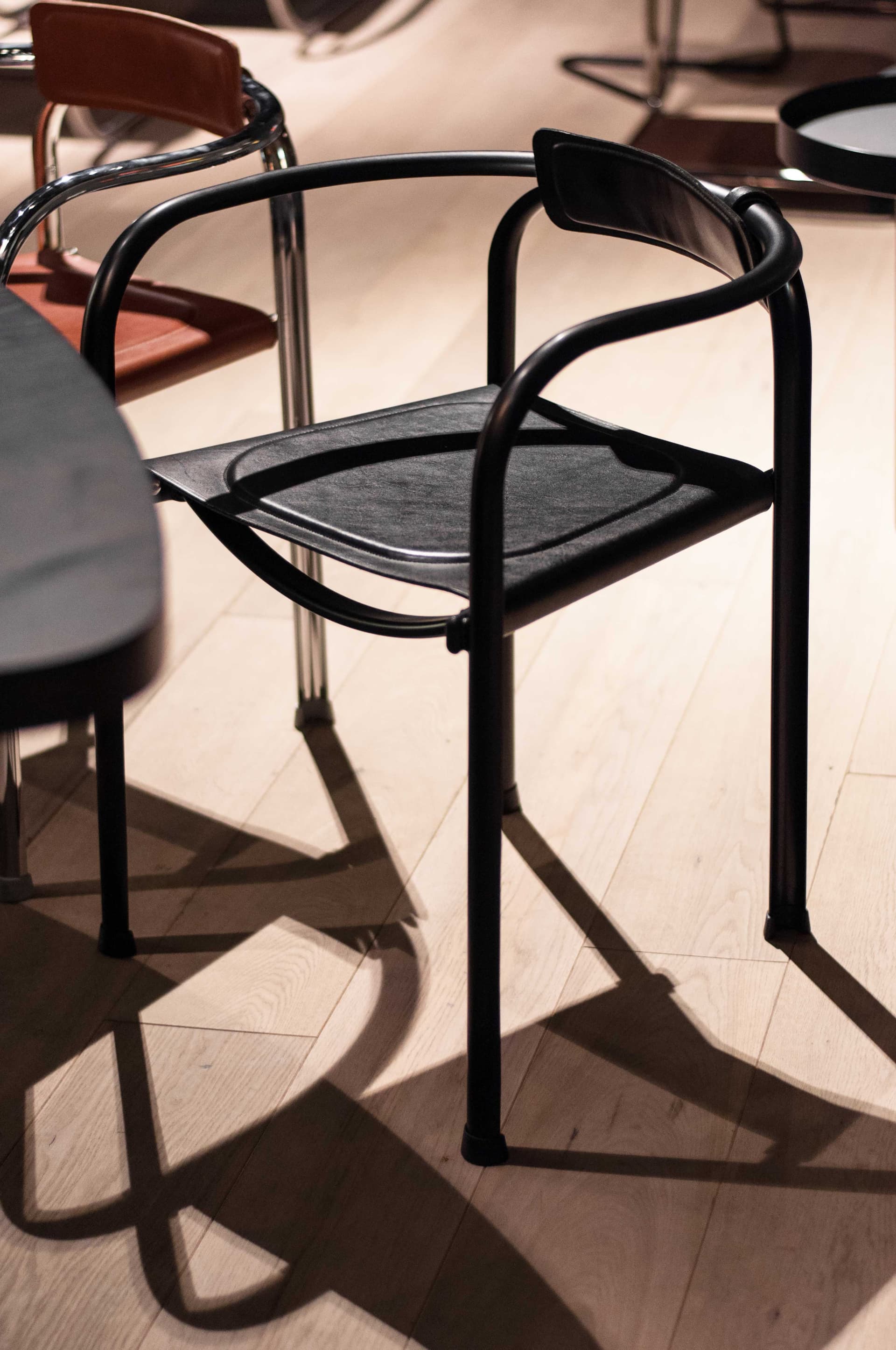 Split Chair 체어 의자 Black Chrome 라이프스타일 이미지 2