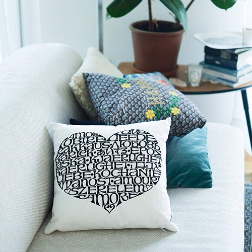 Graphic Print Pillows Eyes 라이프스타일 이미지 3